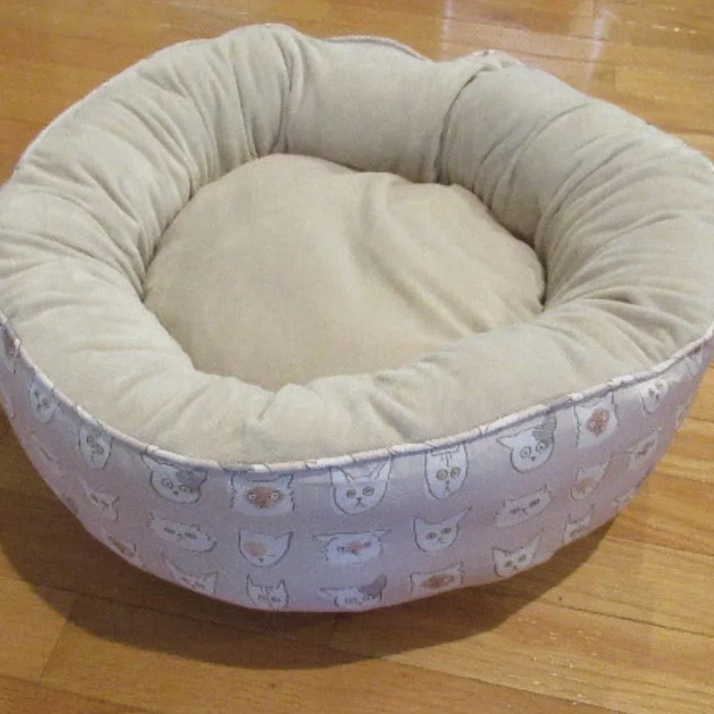 New, Unused Round Plush Cat Bed (BED ONLY)